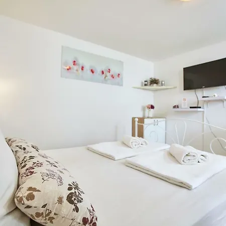 Kristic, Cozy With A Terrace Apartment