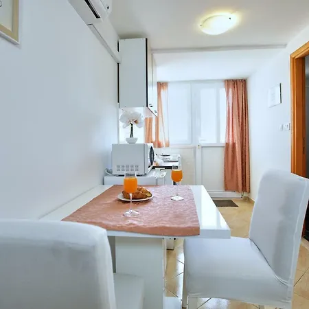 Kristic, Cozy With A Terrace *